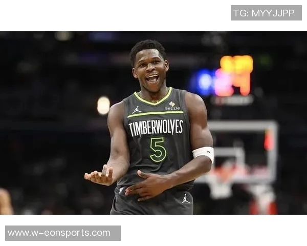 爱德华兹半场表现出色11投6中三分命中率高达40贡献15分3板3助